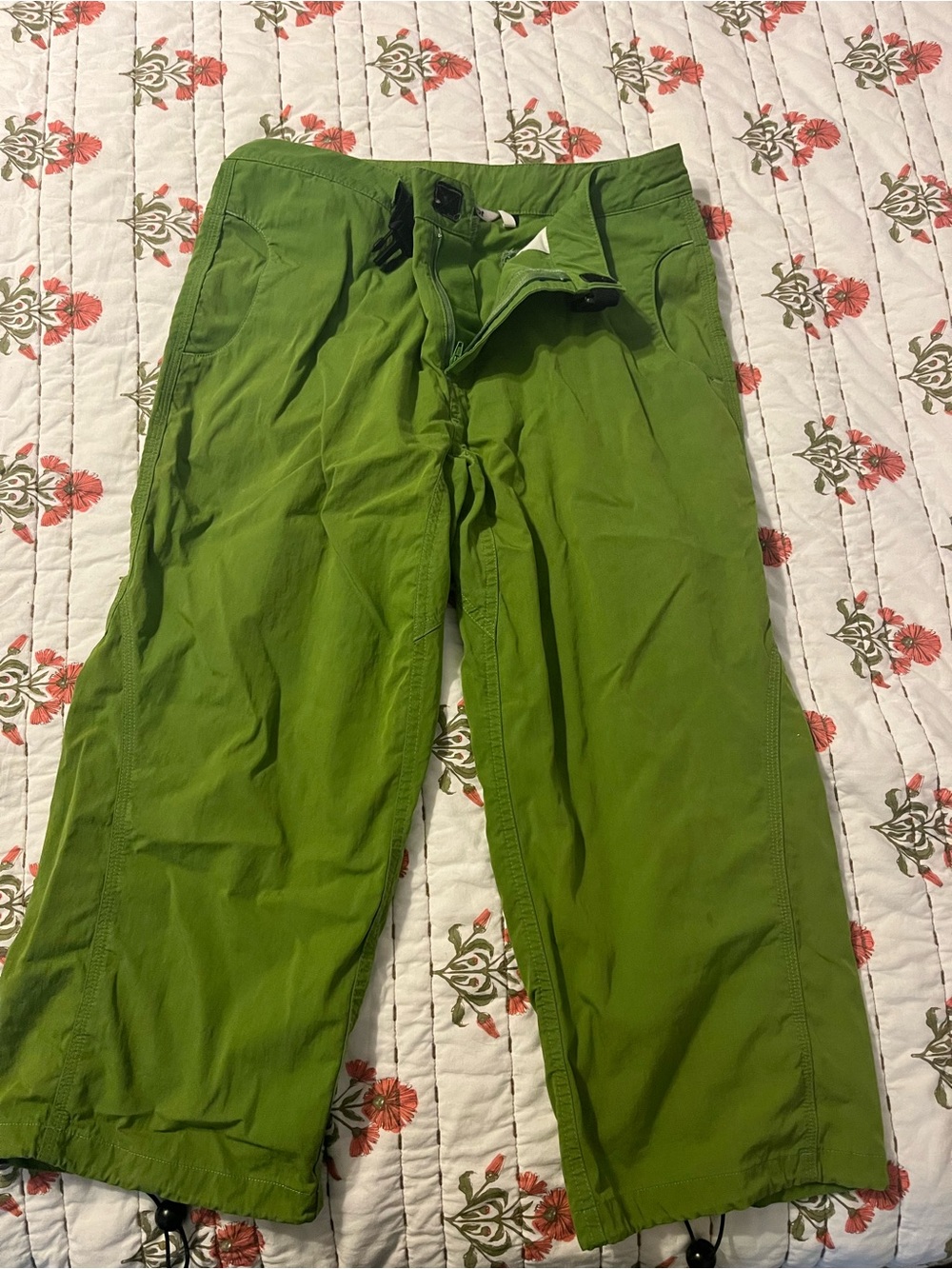 Marmot women’s Bright Green Outdoor capris size 6